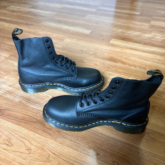 Dr. Martens Women’s 1460 Black Pascal Virginia Leather Lace Up Boots, US Size 8 - Picture 9 of 13